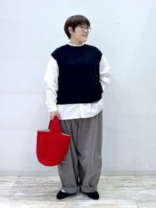 alt="50代女性に似合う秋の羽織|シャツ・ジャケット・カーディガン・ベストで楽しむ秋の大人コーデ"