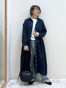 alt="40代・50代女性に似合うカジュアルコーデ|大人カジュアルを格上げする秋の着こなし術"