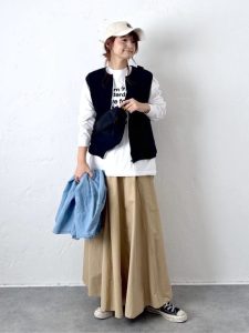 alt="50代女性のための秋レイヤードコーデ|最新の着こなしテクとおすすめアイテム"