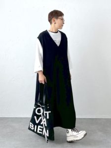 最新スタッフスナップで学ぶ!40代・50代の大人カジュアル秋コーデ|体型カバーも叶う旬スタイル