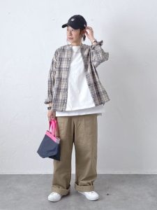 alt="40代・50代女性に似合うカジュアルコーデ|大人カジュアルを格上げする秋の着こなし術"