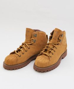 alt=“ブーツで差がつく！40代・50代冬の暖かコーデ｜大人の上品カジュアルを楽しむ着こなし術"