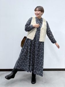 alt=“秋の大人ワンピースコーデ｜重ね着も楽しめる！40代・50代の上品カジュアル10選"