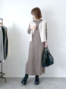 alt=“秋の大人ワンピースコーデ｜重ね着も楽しめる！40代・50代の上品カジュアル10選"