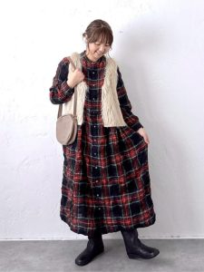 alt=“秋の大人ワンピースコーデ｜重ね着も楽しめる！40代・50代の上品カジュアル10選"