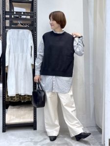 alt="50代が輝く秋のパンツコーデ|簡単に垢抜ける着こなし術とおすすめアイテム8選"