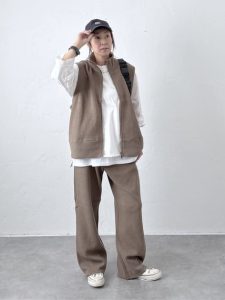 alt="50代が輝く秋のパンツコーデ|簡単に垢抜ける着こなし術とおすすめアイテム8選"