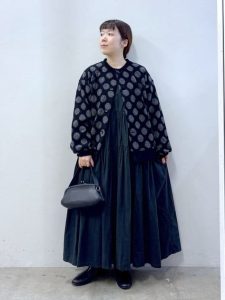 alt=“軽くて暖かい♡40代・50代のためのライトアウター着こなし術|シャツ・ジャケット・ブルゾン"