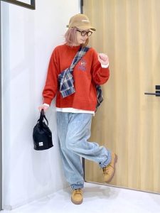 alt=“ブーツで差がつく！40代・50代冬の暖かコーデ｜大人の上品カジュアルを楽しむ着こなし術"