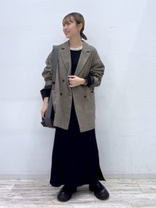 alt=“ブーツで差がつく！40代・50代冬の暖かコーデ｜大人の上品カジュアルを楽しむ着こなし術"