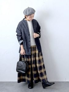 alt=“ブーツで差がつく！40代・50代冬の暖かコーデ｜大人の上品カジュアルを楽しむ着こなし術"