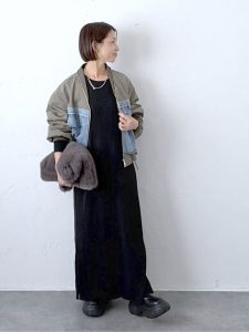 alt=“ブーツで差がつく！40代・50代冬の暖かコーデ｜大人の上品カジュアルを楽しむ着こなし術"