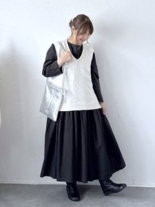 alt=“ブーツで差がつく！40代・50代冬の暖かコーデ｜大人の上品カジュアルを楽しむ着こなし術"