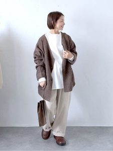 alt=“ブーツで差がつく！40代・50代冬の暖かコーデ｜大人の上品カジュアルを楽しむ着こなし術"