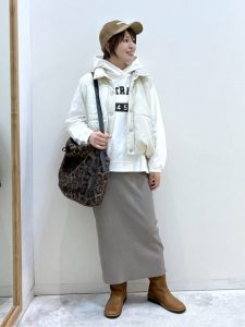 alt=“ブーツで差がつく！40代・50代冬の暖かコーデ｜大人の上品カジュアルを楽しむ着こなし術"