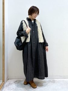 alt=“秋の大人ワンピースコーデ｜重ね着も楽しめる！40代・50代の上品カジュアル10選"