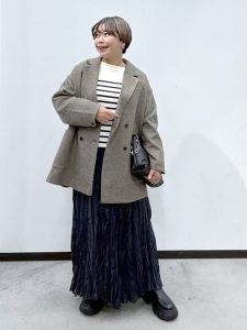 alt=“軽くて暖かい♡40代・50代のためのライトアウター着こなし術|シャツ・ジャケット・ブルゾン"