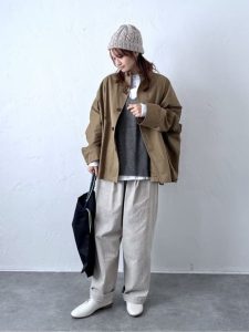 alt=“軽くて暖かい♡40代・50代のためのライトアウター着こなし術|シャツ・ジャケット・ブルゾン"