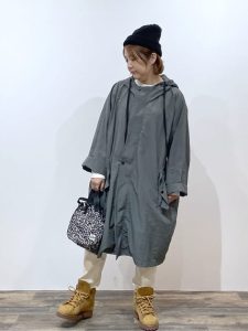 alt=“ブーツで差がつく！40代・50代冬の暖かコーデ｜大人の上品カジュアルを楽しむ着こなし術"