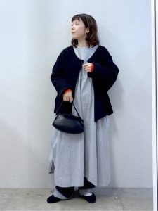 alt=“秋の大人ワンピースコーデ｜重ね着も楽しめる！40代・50代の上品カジュアル10選"