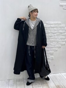 alt=“40代帽子コーデ｜若作りに見えないニット帽＆キャップの選び方と着こなし術"