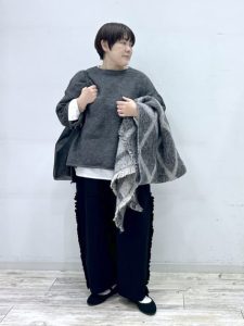 alt=“40代のパンツスタイルが垢抜ける！きれいめカジュアルな着こなし術とおすすめアイテム"