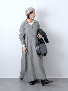 alt=“40代帽子コーデ｜若作りに見えないニット帽＆キャップの選び方と着こなし術"