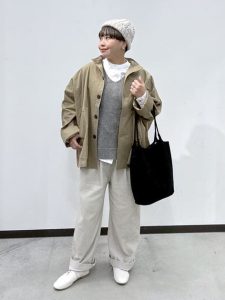 alt=“40代帽子コーデ｜若作りに見えないニット帽＆キャップの選び方と着こなし術"