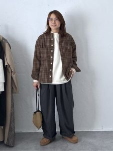 alt=“【気温16℃〜20℃】何着る？人気スタッフコーデ特集｜40代・50代の大人カジュアル"