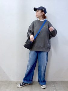 alt=“40代帽子コーデ｜若作りに見えないニット帽＆キャップの選び方と着こなし術"