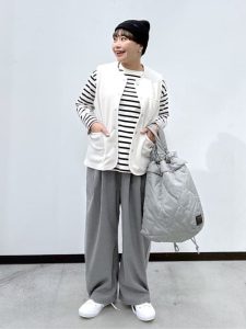 alt=“40代のパンツスタイルが垢抜ける！きれいめカジュアルな着こなし術とおすすめアイテム"