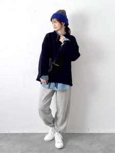 alt=“40代のパンツスタイルが垢抜ける！きれいめカジュアルな着こなし術とおすすめアイテム"