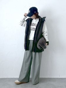 alt=“40代帽子コーデ｜若作りに見えないニット帽＆キャップの選び方と着こなし術"