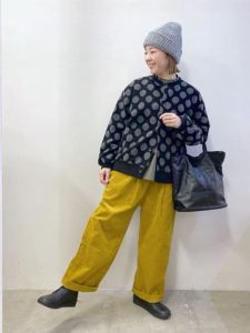 alt=“40代のパンツスタイルが垢抜ける！きれいめカジュアルな着こなし術とおすすめアイテム"