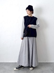 alt=“40代帽子コーデ｜若作りに見えないニット帽＆キャップの選び方と着こなし術"