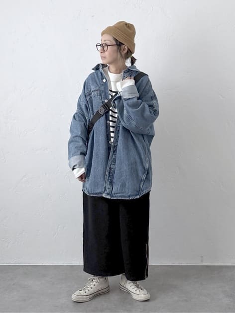 alt=“40代帽子コーデ｜若作りに見えないニット帽＆キャップの選び方と着こなし術"