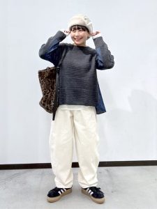 alt=“40代帽子コーデ｜若作りに見えないニット帽＆キャップの選び方と着こなし術"