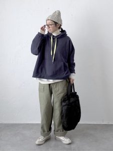 alt=“40代・50代の重ね着レイヤードコーデ完全ガイド|おしゃれ見えするこなれ感カジュアル術"