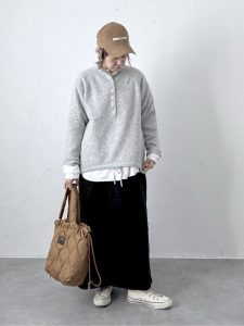 alt=“大人女子のためのニットコーデ術｜40代・50代が輝く秋冬スタイル集"