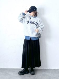 alt=“大人女子のためのニットコーデ術｜40代・50代が輝く秋冬スタイル集"