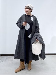 alt=“大人女子のためのニットコーデ術｜40代・50代が輝く秋冬スタイル集"