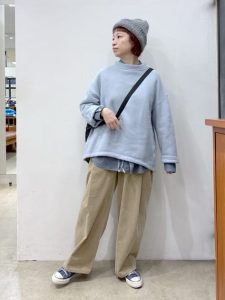 alt=“40代・50代の重ね着レイヤードコーデ完全ガイド|おしゃれ見えするこなれ感カジュアル術"