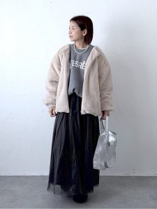 alt=“大人女子の綺麗めカジュアルコーデ完全ガイド|ハーフジップニット・チュールスカートで作る上品スタイル"
