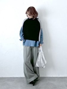 alt=“【40代・50代】1枚あれば便利!ポンチョの着回しコーデ5選|大人カジュアルな冬の着こなし術"