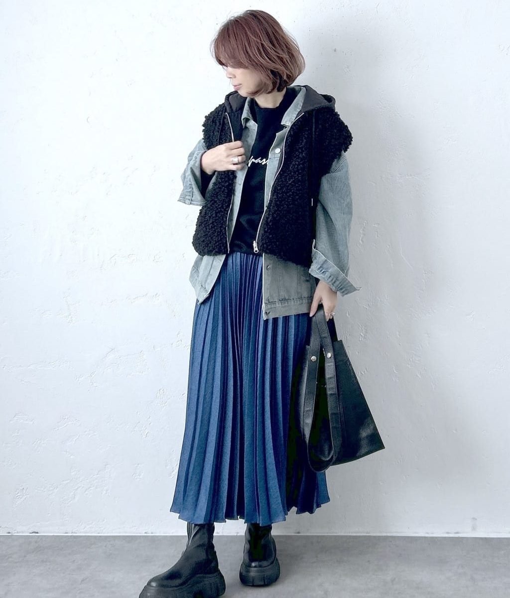 alt=“大人女子の綺麗めカジュアルコーデ完全ガイド|ハーフジップニット・チュールスカートで作る上品スタイル"