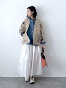 alt=“40代レイヤードコーデ5選|春の重ね着で叶える大人カジュアルスタイル"