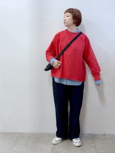 alt=“まだ寒い今から仕込む!40代の春先取りコーデ|レイヤードで今から春まで着回せる大人スタイル"