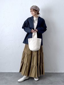 alt=“まだ寒い今から仕込む!40代の春先取りコーデ|レイヤードで今から春まで着回せる大人スタイル"