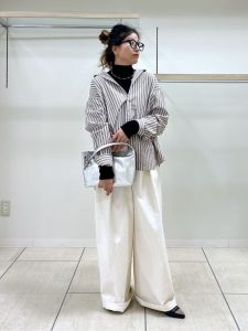 alt=“大人女子の綺麗めカジュアルコーデ完全ガイド|ハーフジップニット・チュールスカートで作る上品スタイル"