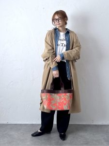 alt=“まだ寒い今から仕込む!40代の春先取りコーデ|レイヤードで今から春まで着回せる大人スタイル"